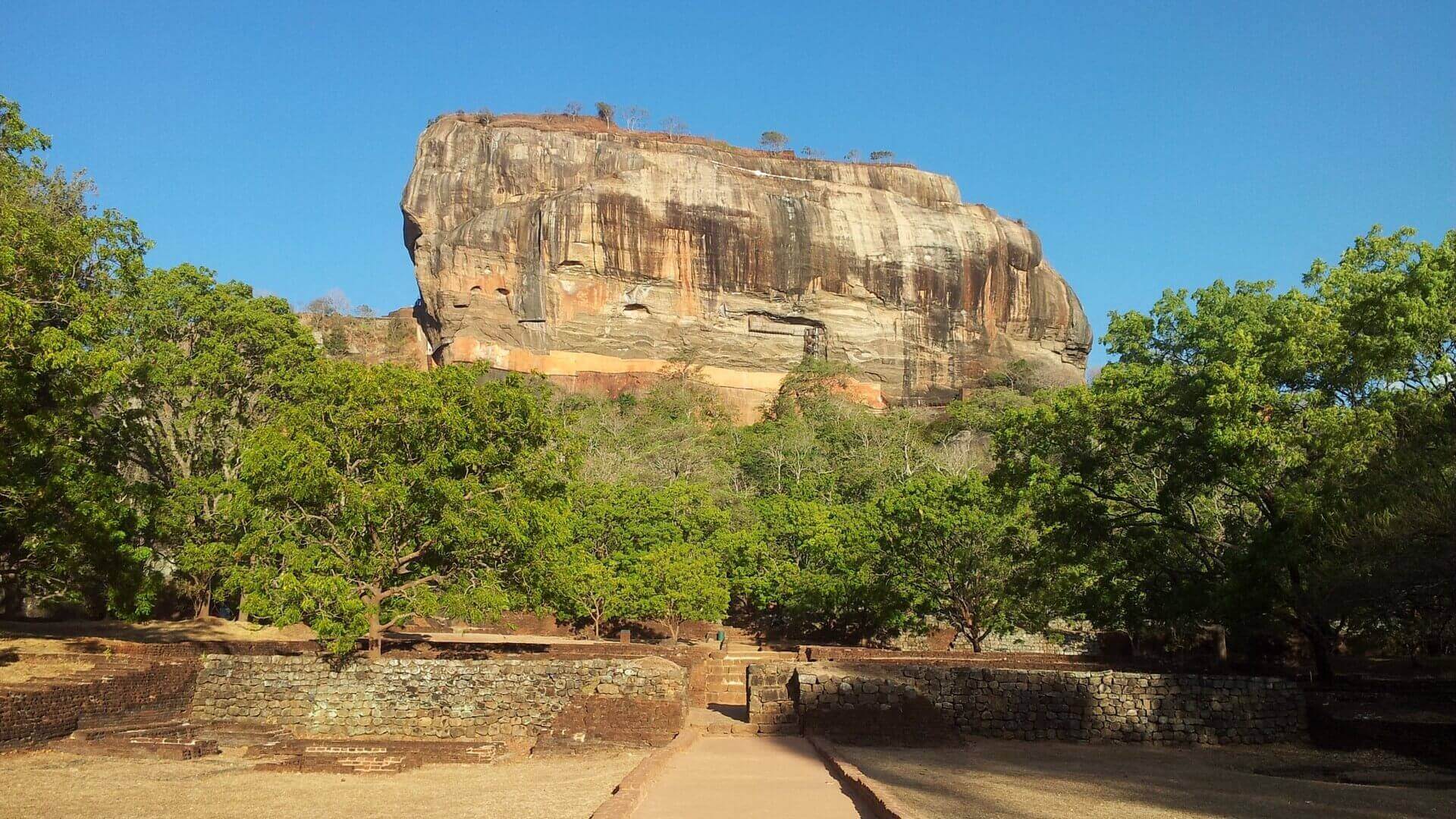 The Golden Crown Hotel - Sigiriya