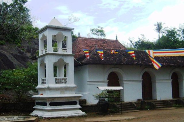 The Golden Crown - Degaldoruwa Temple
