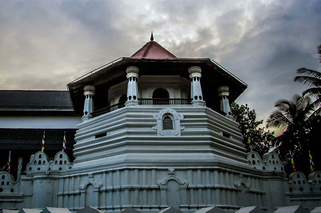 The Golden Crown Hotel - Temple of the Tooth